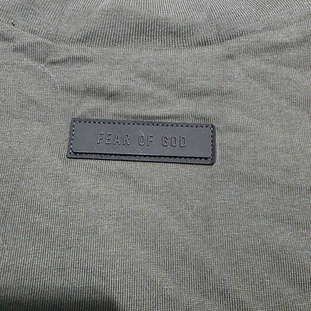 NWT FEAR OF GOD ESSENTIALS V-Neck T-shirt Ink Sz L - Picture 8 of 11